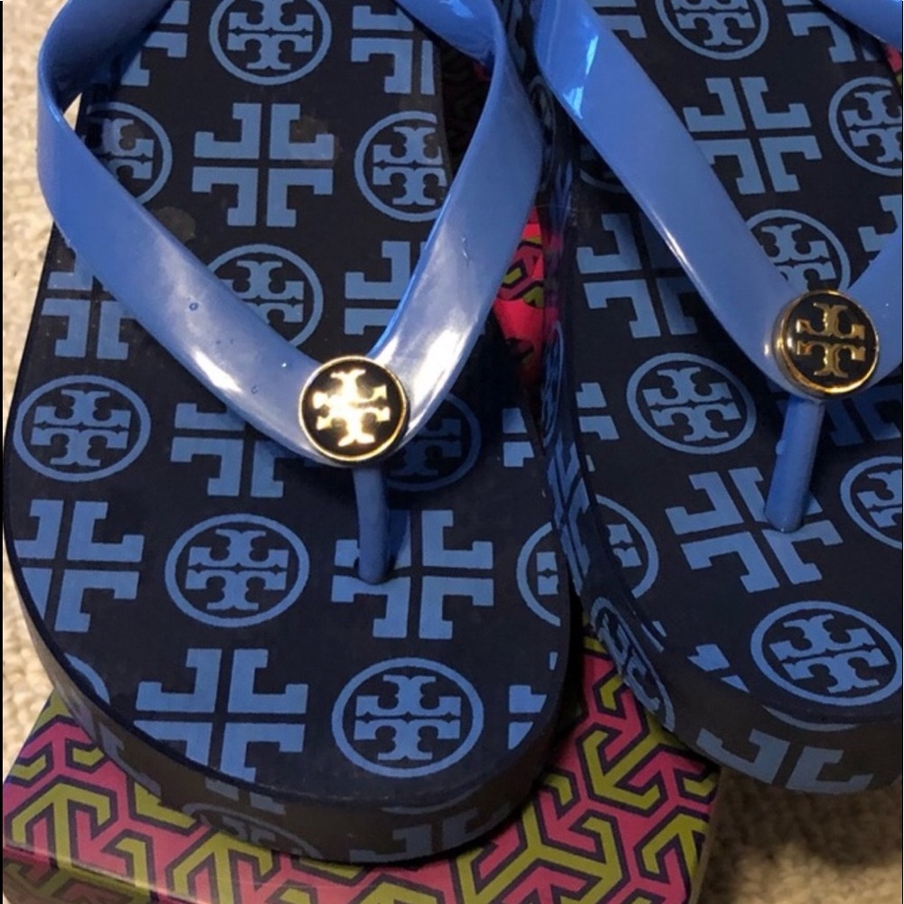 TORY BURCH FLIP FLOPS SIZE 8 W/BOX JUST LIKE NEW